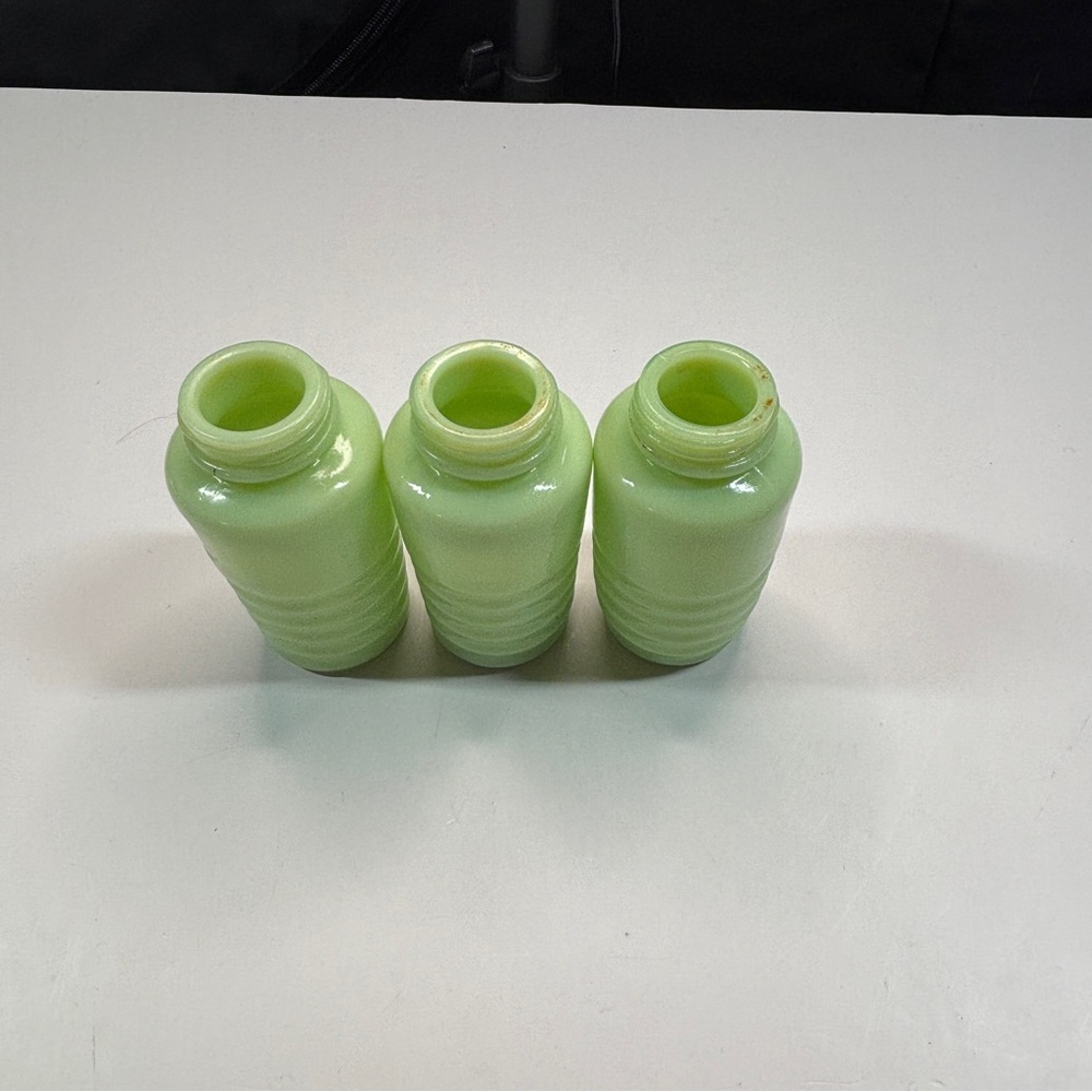 Vintage Jadeite Beehive Ribbed Shakers Uranium glows read - Picture 2 of 11